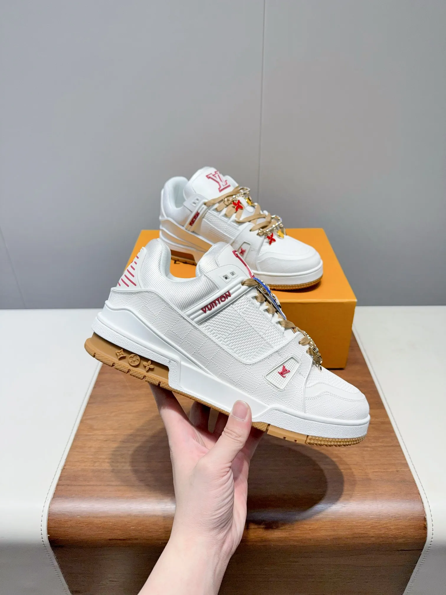 👟👟Ex-factory price 780👟👟Louis Vuitto- Louis Vuitton Couple's Casual Sports Shoes Skateboard Shoes Original purchase, development and production This LV Traine- sports shoe is made of cow leather to create a complex upper, which requires several hours of ingenious sewing to complete. The classic configuration is from the hands of Virgil Ablo-, showing the inspiration of retro basketball shoes. Exquisite packaging at the delivery counter. Fabric: Original customized first-layer cowhide. Inner foot pad: Breathable mesh. Heel height: 3cm. Outsole: Original molded two-color TPU combination outsole. Size: 35-45 (40 for women and 45 for men. Custom-made, non-refundable) (Note: Bulk items do not come with buckles. Please inform us if you need buckles when ordering) Buckle +20